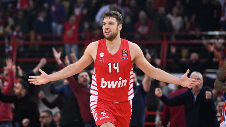 Българската баскетболна звезда Александър Везенков продължава с изумителните си изяви