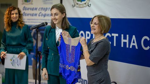 Боряна Калейн дари трико от Париж