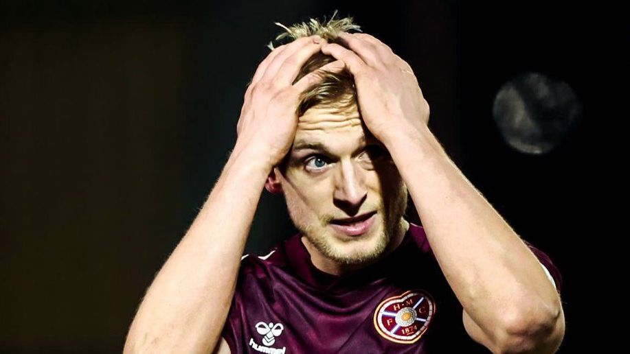 Хартс даде шанс на преследвачите Селтик и Рейнджърс