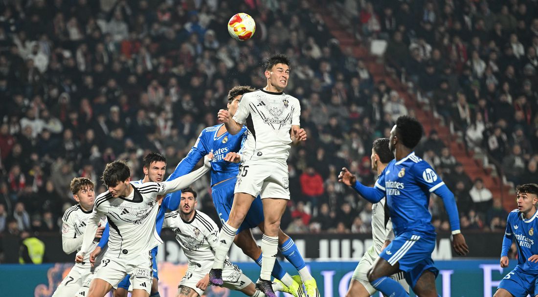 Реал Мадрид играе по-хаотично в сравнение с Барселона, смята футболист на Албасете