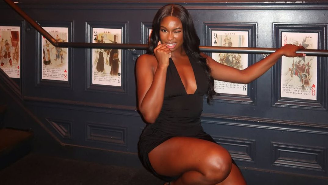 Годеницата на НБА звезда прикова погледите в мини рокля