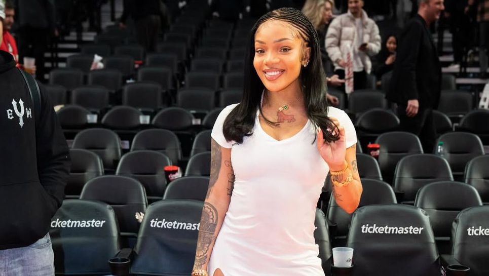 Певицата Глорила отново вдигна градусите по време на мач от