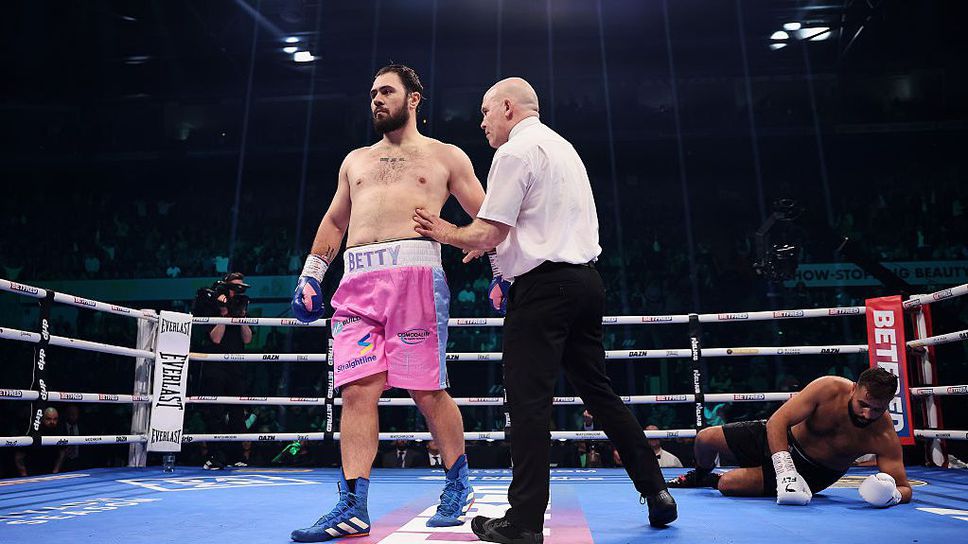 Боксьор в тежка категория протестира: Мачът на Усик с Верхувен не трябва да е за титла