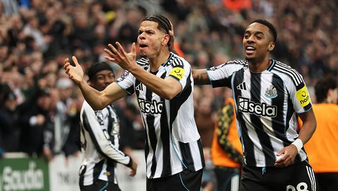 Нюкасъл шокира Ман Юнайтед с човек по-малко и гол в последната минута