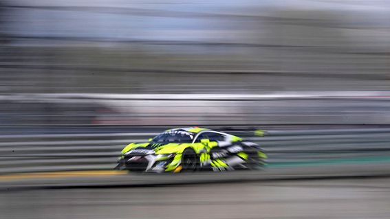 Роси дебютира с грешка в GT състезанията