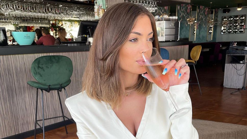 Хубавица би шута на футболна звезда