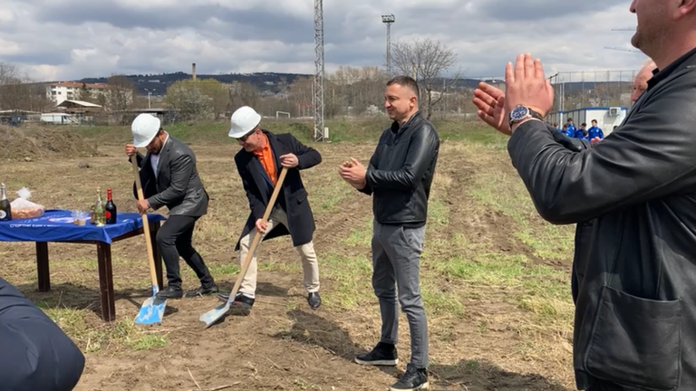 Дългоочакваният старт на ремонтните дейности на стадион Локомотив във започна