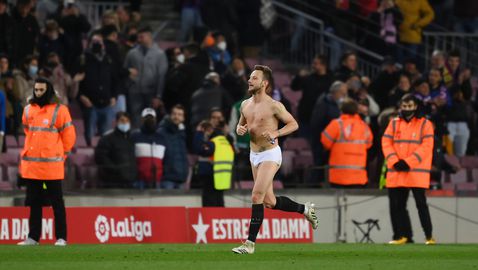  Ракитич остана единствено по долни гащи на “Камп Ноу ” 