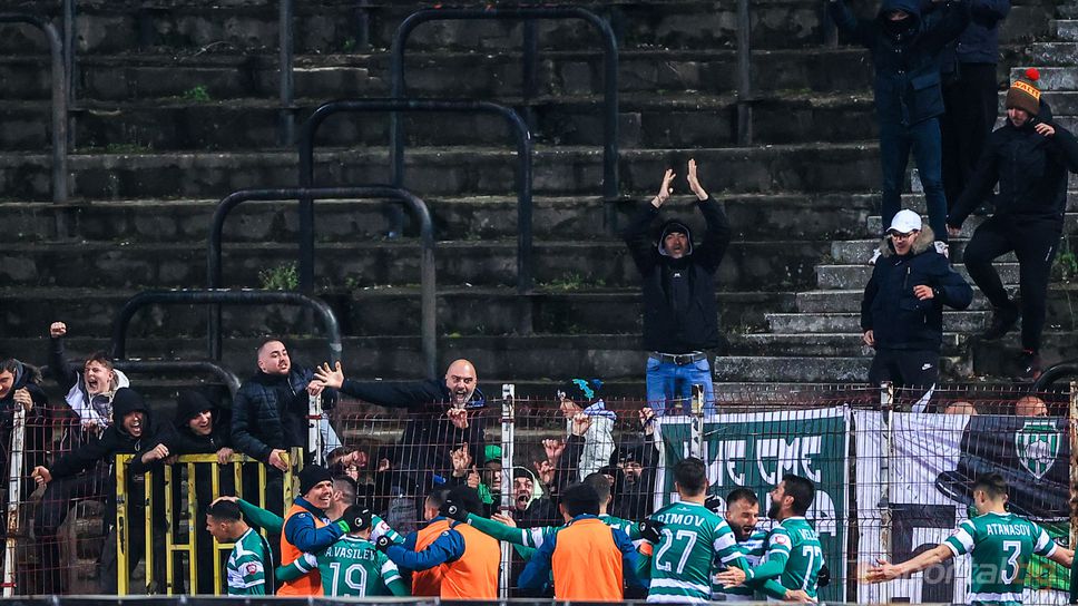 Играчите и феновете на Черно море празнуват след победата над ЦСКА - София