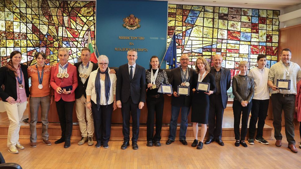 Министър Димитър Илиев награди медалисти от международни мастърс форуми