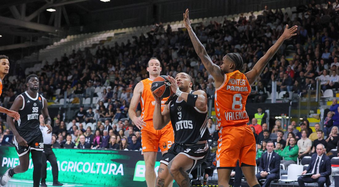 Валенсия доближи плейофите в Евролигата след мощна победа в Италия