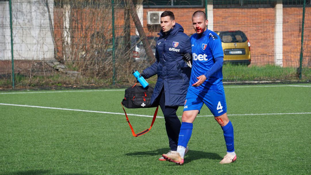 Кръв и нерви в "Овча купел" - полеви играч застана да пази, без да слага вратарска фланелка