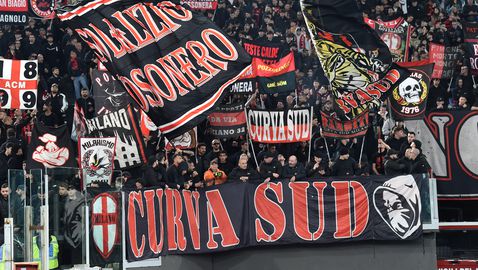 Вижте как 5 хиляди фенове на Милан надъхаха отбора преди сблъсъка в Неапол