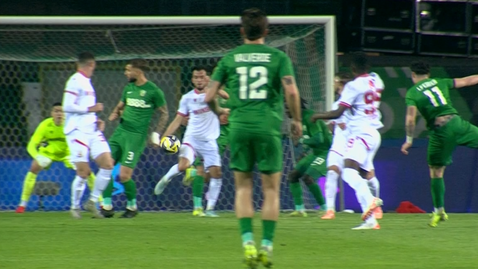 Имаше ли дузпа за Берое при играта с ръка на Лапеня?