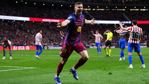 Барселона пречупи храбрия Атлетико с късен гол на Левандовски и дръпна с още пред Реал