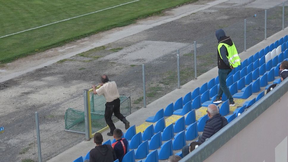 Възрастен мъж се "опитва" да нахлуе на терена след първия гол на Септември, а Любо Пенев следи мача зад оградата