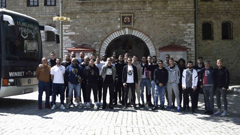 Представителният отбор на Локомотив (Пловдив) посети Бачковския манастир Успение Богородично“,