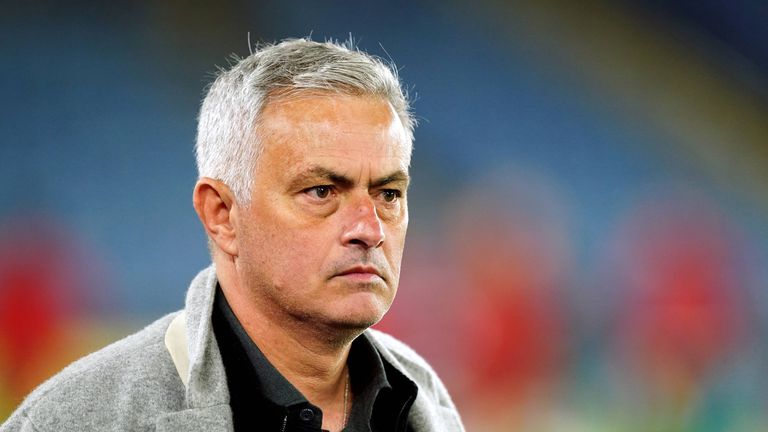  Моуриньо към почитателите: Недейте да идвате да гледате мача, елате да го изиграете 