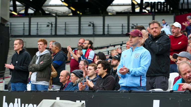  Двама фена на Уест Хам са в болница след конфликти преди мача с Айнтрахт 