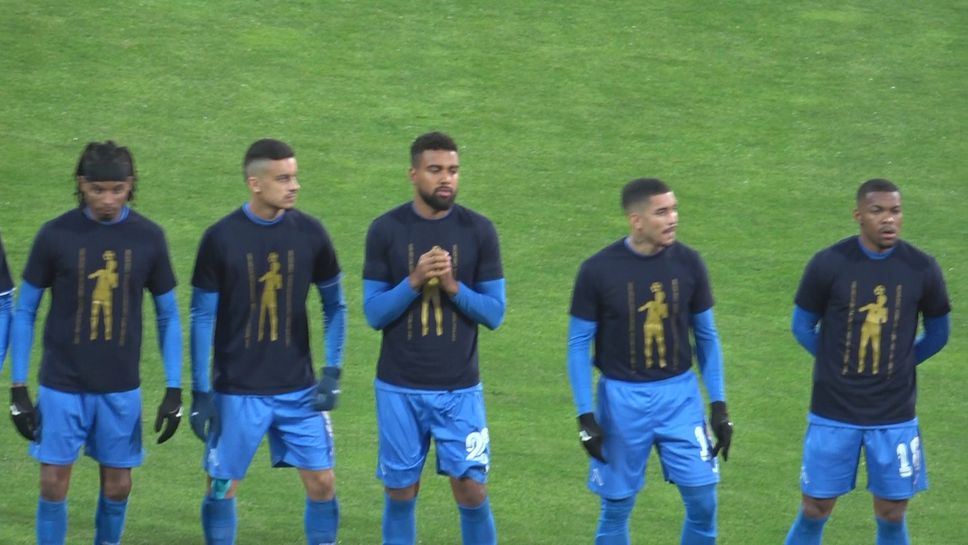 Футболистите на Левски и Септември излязоха на терена с фланелки за Гунди