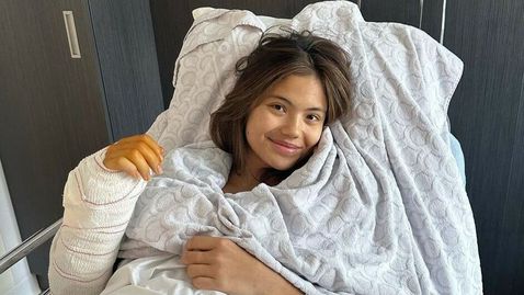  Ема Радукану навън от 