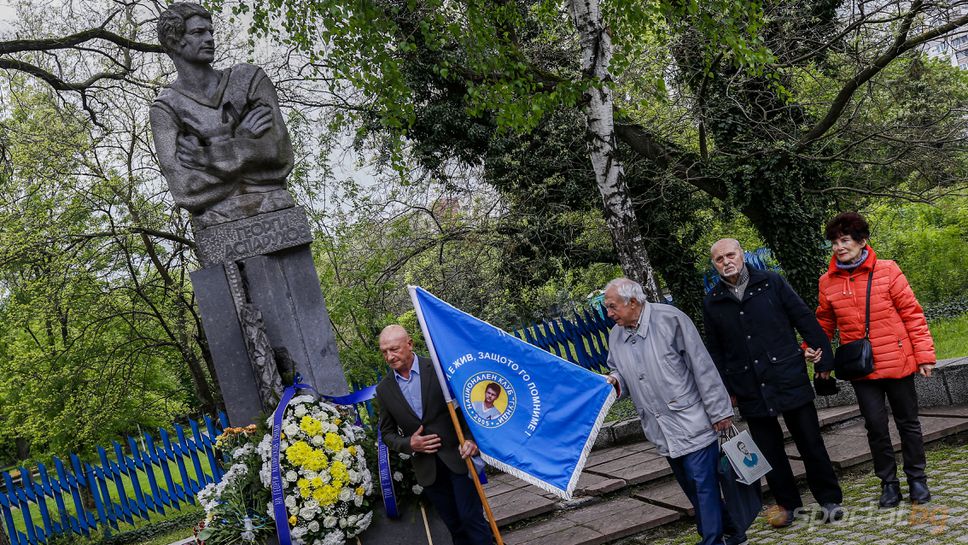 Откриват изложба в памет на Гунди