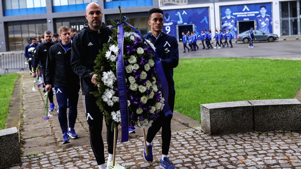 Левски поднесе цветя пред паметника на Гунди
