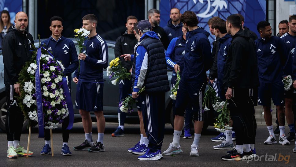 Футболисти и деятели на Левски поднасят венци пред паметника на Гунди