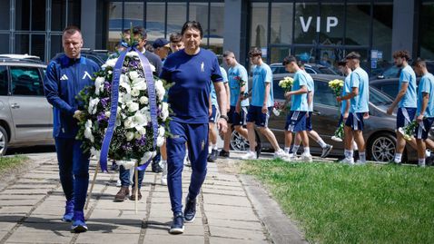  Левски сервира цветя пред паметника на Гунди 