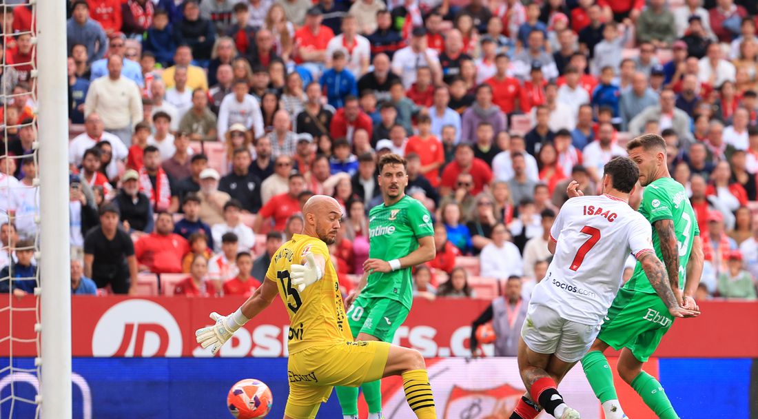 Мъките на Севиля продължават, но тимът взе важна точка