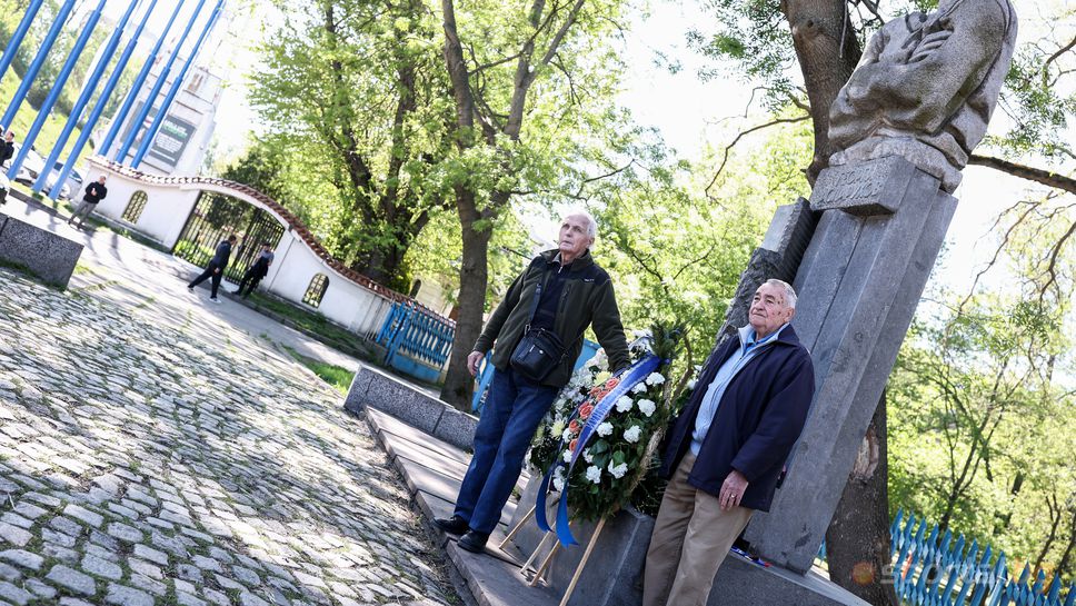 Гледайте на живо! Левски отдава почит на Георги Аспарухов