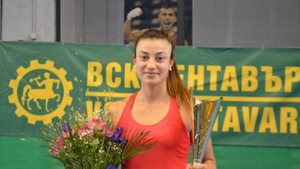 Аршинкова е шампионка по тенис в зала