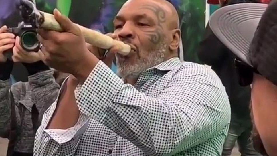 Майк Тайсън захапа гигантска цигара с марихуана (видео)