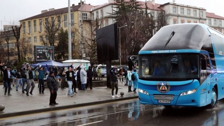 Ултрасите на Левски приветстваха автобуса на отбора