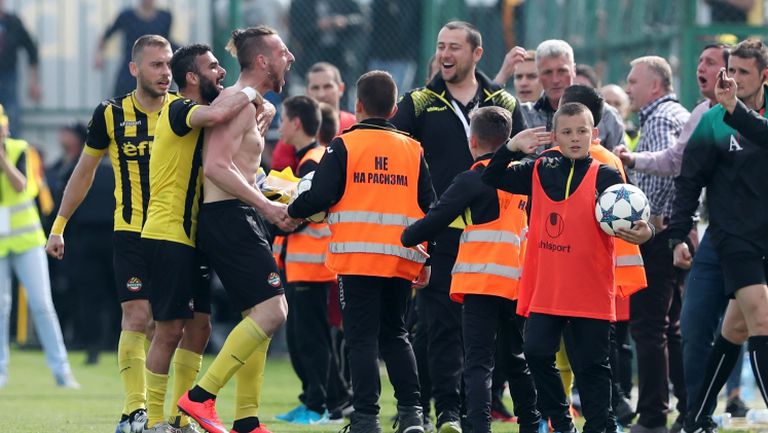 Димки и бурна радост след победния гол на Ботев (Пловдив)