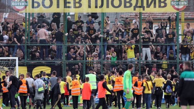Аплодисменти за "канарчетата" след победата над Левски