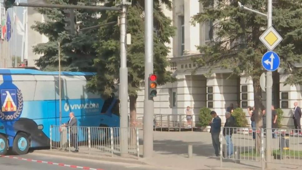 "Сини" и "червени" пристигнаха на стадион "Васил Левски"