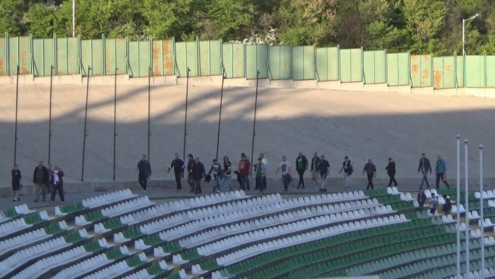 Фенове влизат на стадиона в Стара Загора час преди мача