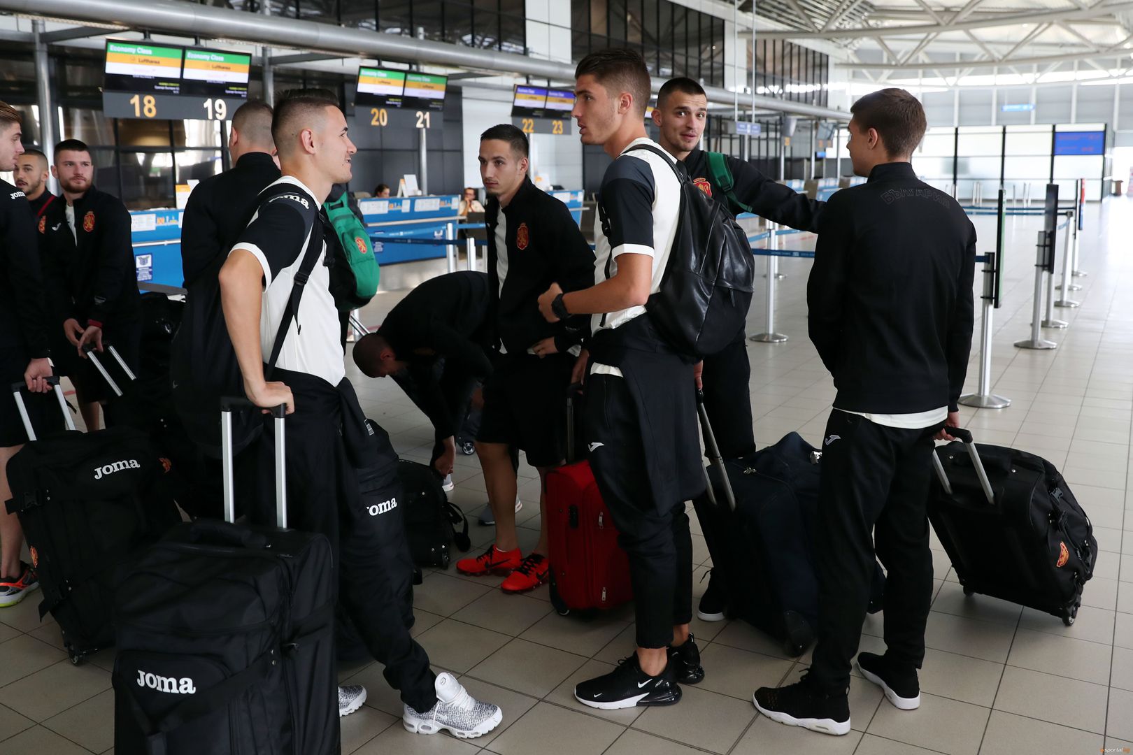 Младежките национали заминаха за мача със Словения
