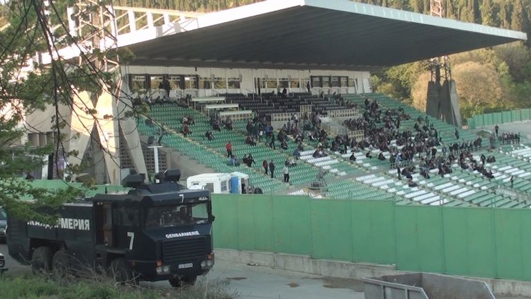 Солидно полицейско присъствие около стадиона на Берое