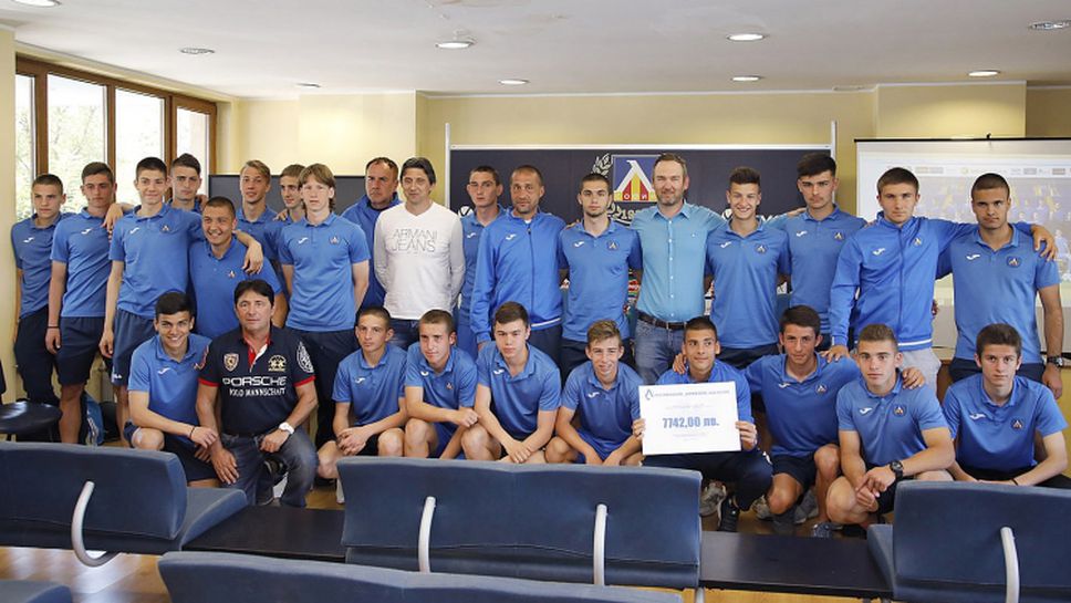 Младите футболисти на Левски се снимаха за спомен преди заминаването си във Франция