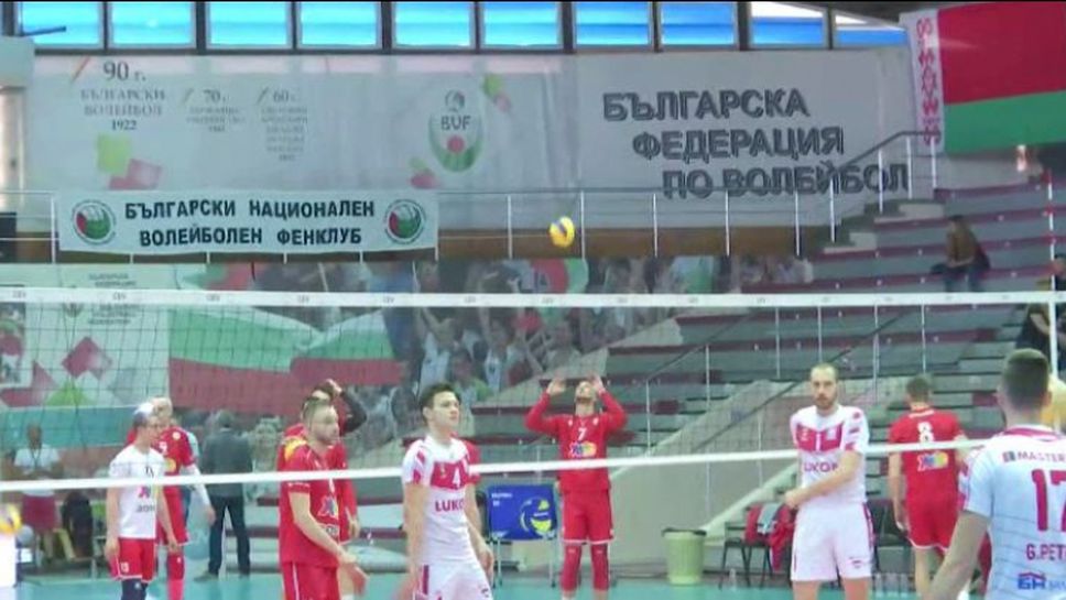 Волейболистите на ЦСКА и Нефтохимик загряват преди мача