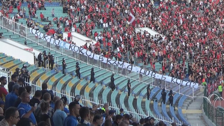 "Червените" фенове със закачка към ултрасите на Левски