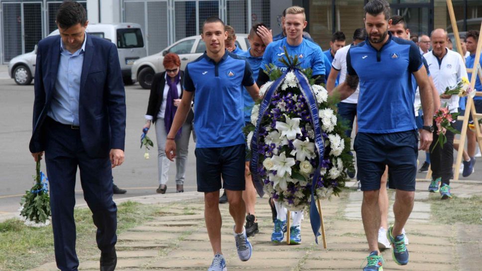 Легенди, ръководство и футболисти на Левски поднeсоха цветя пред паметника на Гунди