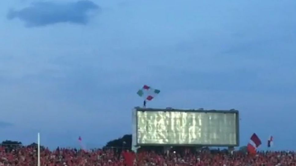 Фен на ЦСКА-София вее знаме върху таблото на Националния стадион