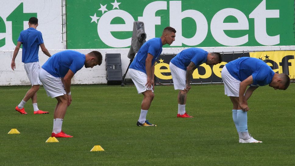 Футболистите на Дунав опитаха тревата преди двубоя с Витоша