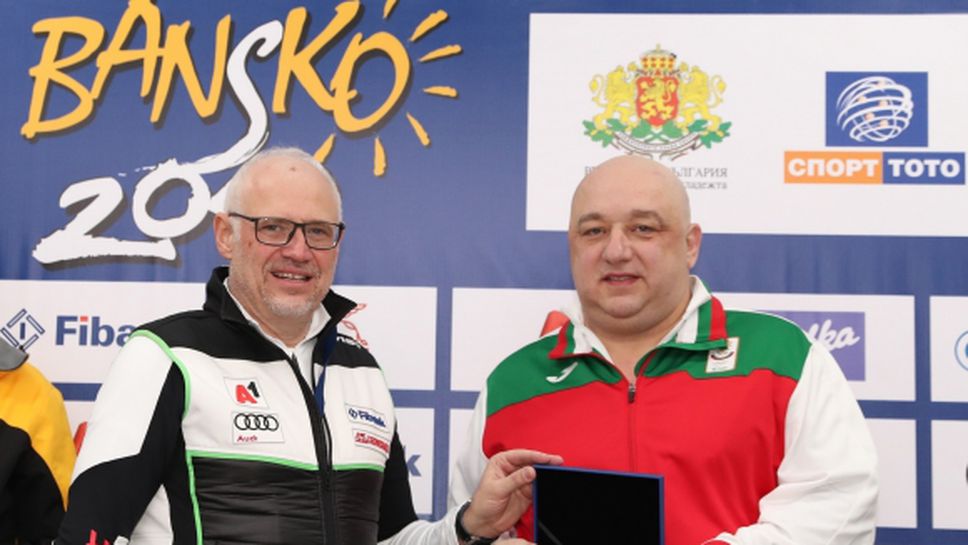Министър Кралев с награда от организаторите на Световната купа по ски в Банско