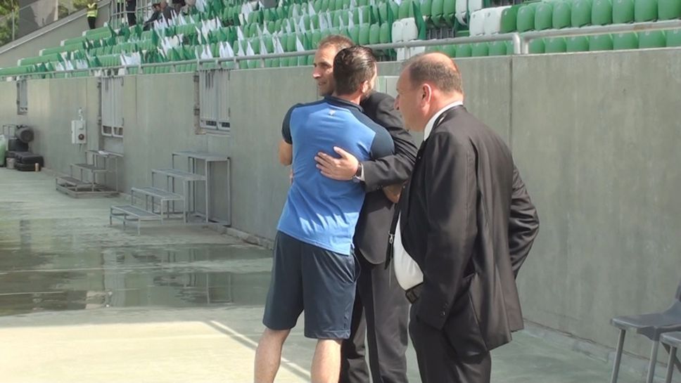 Прегръдка между Херо и Митрев на стадиона в Разград