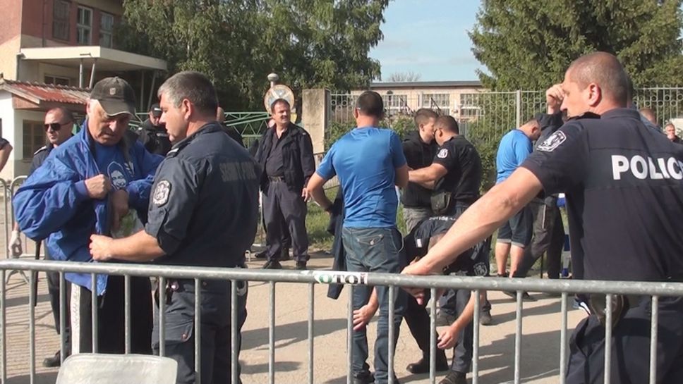 Щателна проверка за феновете на Левски в Разград
