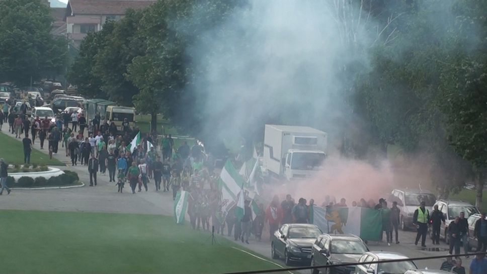 Агитката на Ботев (Враца) пристигна на стадиона за дербито на Втора лига